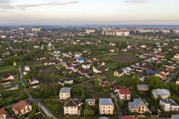 住民の列を持つ小さな町や村の空中風景 — ストック写真