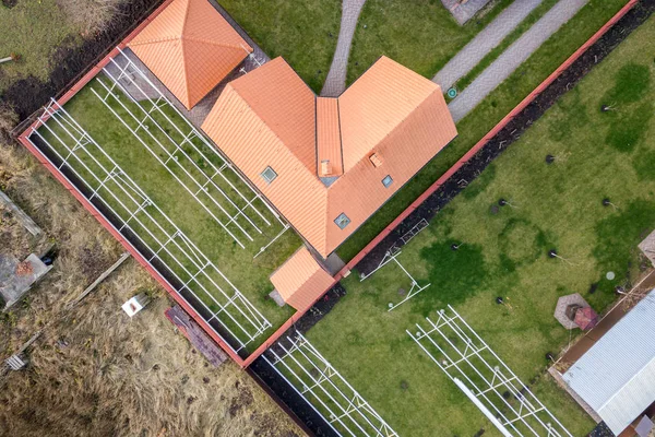 Вид сверху с воздуха на частный дом с красной черепичной крышей и — стоковое фото