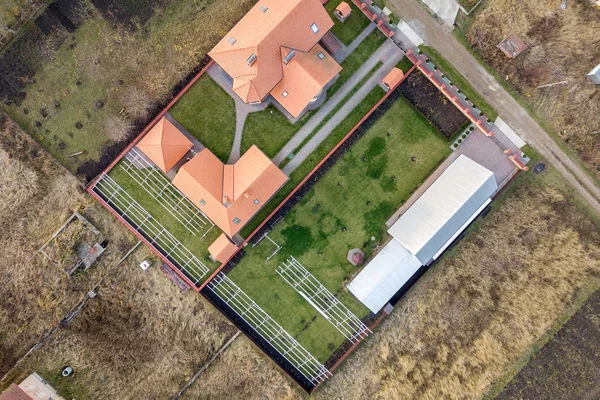 De cima para baixo vista aérea de uma casa privada com telhado de azulejos vermelhos e — Fotografia de Stock