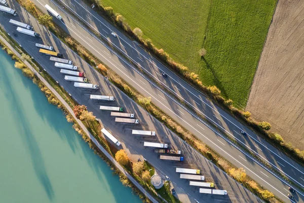 Bovenaanzicht vanuit de lucht van de snelweg snelweg snelweg met snel bewegende — Stockfoto