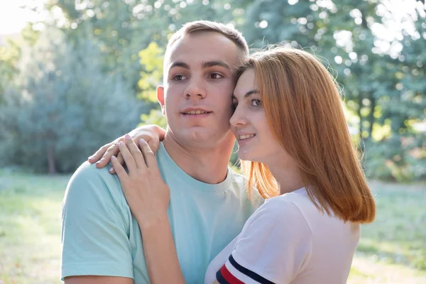 Jong tiener paar buitenshuis. Mooi meisje met rood haar en Han — Stockfoto