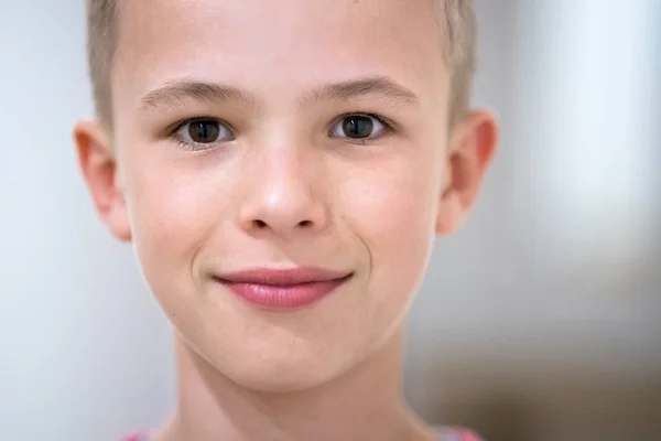 Close up ritratto di carino bambino ragazzo . — Foto Stock