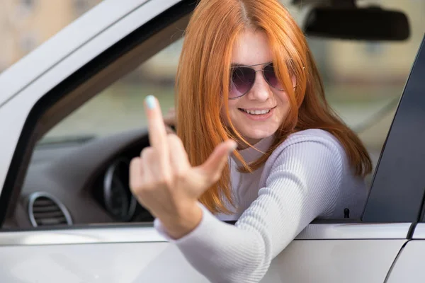 Boos agressieve vrouw die een auto bestuurt schreeuwt — Stockfoto