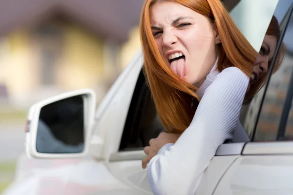 Närbild porträtt av förbannad missnöjd arg aggressiv kvinna — Stockfoto