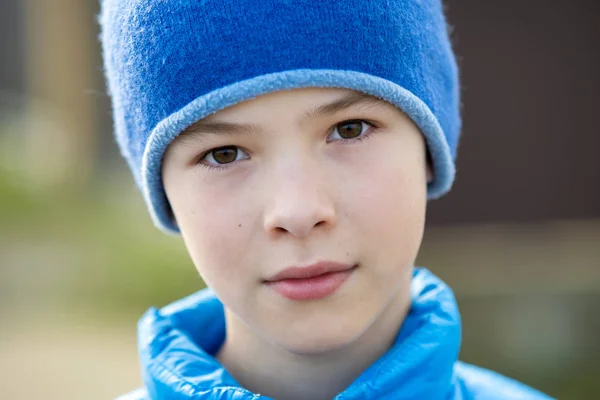 모자를 쓴 귀여운 소년의 확대 사진. — 스톡 사진
