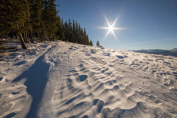 Panorama paisagístico de inverno com colinas nevadas, distante wh — Fotografia de Stock
