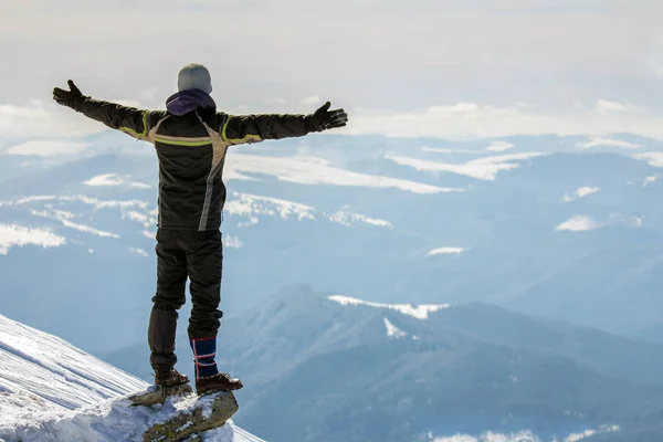 Silhouette di solo turista in piedi sulla cima della montagna innevata in wi — Foto Stock