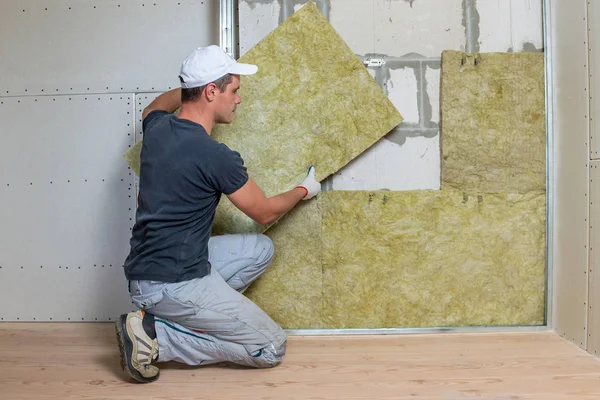 Trabajador aislando una pared de la habitación con minerales de lana de roca térmica ins —  Fotos de Stock