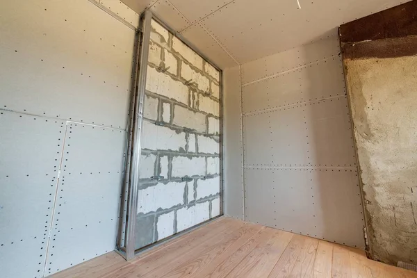 Mur de briques inachevé dans une pièce en construction préparée pour — Photo