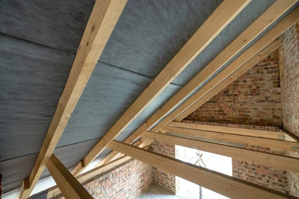 Espacio ático de un edificio en construcción con vigas de madera o —  Fotos de Stock