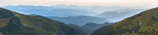 Pohled na krajinu zeleně majestátní Karpaty v horách — Stock fotografie