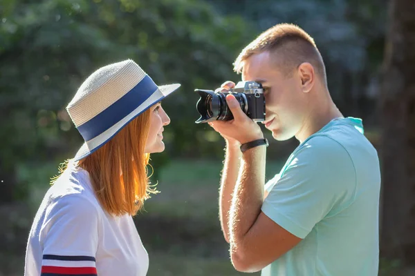 Pasangan muda mengambil gambar satu sama lain di luar ruangan di — Stok Foto