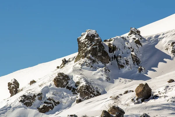 Panorama du paysage hivernal. Montagnes enneigées après les chutes de neige — Photo