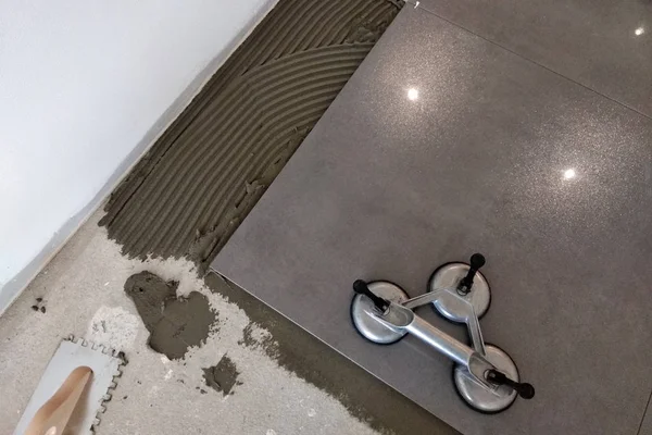 Dosen mit Schleifen zum Anbringen an Hochzeitsauto — Stockfoto