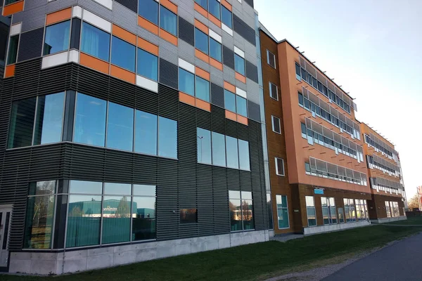 Yüksek çok katlı ofis binasının alçak açılı görüntüsü. — Stok fotoğraf