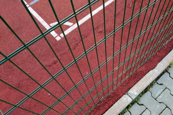 Närbild av vita markeringslinjer utomhus basketplan fenc — Stockfoto