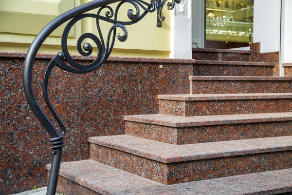 Detal fasady domu. Nowe schody z granitu z metalowymi balustrady — Zdjęcie stockowe