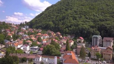 Romanya 'nın Transilvanya kentinde yer alan Brasov kentinin havadan görünüşü. Büyük Karpat dağlarıyla çevrili eski mimari yoğun yeşil ormanlarla kaplı..