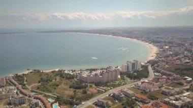 Karadeniz kıyısındaki Sunny Beach şehrinin hava manzarası. Birçok otel binası ve turistik altyapısı olan en iyi kumsal manzarası.