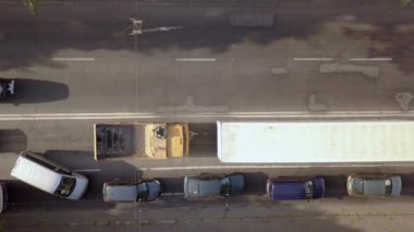 Yoğun şehir caddesinin yoğun saatlerde trafik arabalarıyla yukarıdan aşağı görüntüsü.