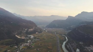 İtalya Alpleri 'ndeki otoban manzaralı hızlı hareket eden trafik ve kırsal yeşil manzaralı otoban manzarası.