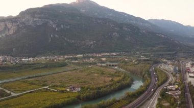 İtalya Alpleri 'ndeki otoban manzaralı hızlı hareket eden trafik ve kırsal yeşil manzaralı otoban manzarası.