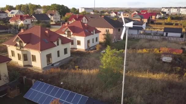 Vista Aérea Una Casa Privada Residencial Con Paneles Solares Techo — Vídeo de stock