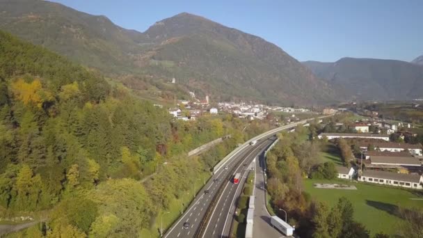 高速道路の空中ビュー 高速道路交通と農村部の緑の風景とオーストリアのアルプスの州間道路 — ストック動画