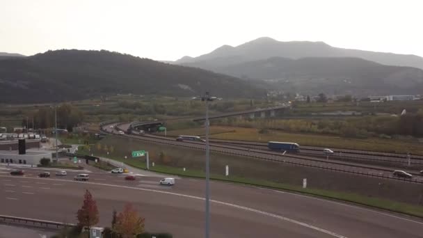 Flygfoto Över Motorväg Interstate Väg Med Snabbrörlig Trafik Europa — Stockvideo