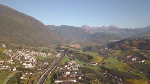 高速道路の空中ビュー 高速道路交通と農村部の緑の風景とオーストリアのアルプスの州間道路 — ストック動画