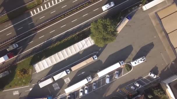 Otoban Yolunun Yukarıdan Aşağı Manzaralı Hızlı Giden Trafiği Park Yerini — Stok video