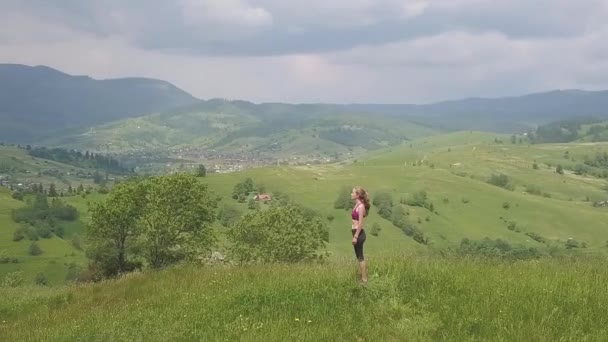 Ung Kvinna Njuter Bergsutsikt Sommardag Slappna Och Meditation Naturmiljö — Stockvideo