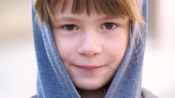 Retrato Menina Criança Feliz Roupas Quentes Outono Livre — Vídeo de Stock