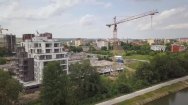 Vinç kulesinin ve inşaat halindeki konut binasının havadan görüntüsü.