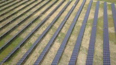 Güneş enerjisi santralinin havadan görüntüsü. Temiz ekolojik enerji üretmek için elektrik panelleri.