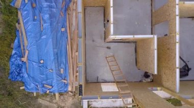 Yeni ve modern modüler evin inşaatı. İçinde köpük yalıtım malzemesi olan kompozit ahşap panellerden yapılmış duvarlar. Yeni enerji tasarruflu ev kavramı oluşturuluyor.