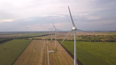Rüzgar türbini jeneratörlerinin temiz ekolojik elektrik üreten hava görüntüsü.