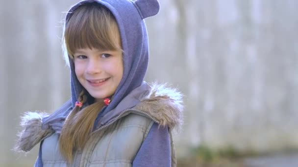 Retrato Niña Feliz Ropa Abrigo Otoño Aire Libre — Vídeo de stock