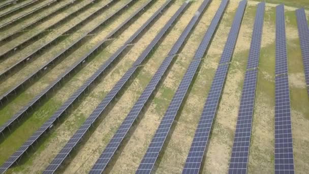 Vue Aérienne Centrale Solaire Panneaux Électriques Pour Produire Énergie Écologique — Video