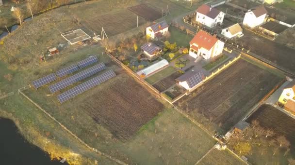 Αεροφωτογραφία Ενός Ιδιωτικού Σπιτιού Ηλιακούς Συλλέκτες Στην Οροφή Φωτοβολταϊκό Σύστημα — Αρχείο Βίντεο
