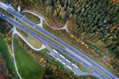 Sarı sonbahar arasında üst şafak hava manzaralı otoban hız yolu