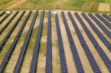 Güneş enerjisi santralinin havadan görünümü. Üretmek için elektrik panelleri 