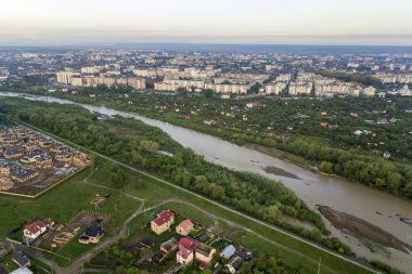 Yerleşim alanı ve su ile Ivano-Frankivsk şehir havadan görünümü