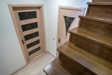 Bir evin ya da meşe ağacından merdivenleri olan bir apartman koridoru.