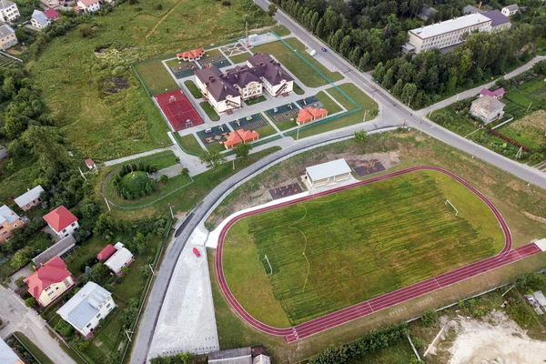 Vista aérea de um campo de futebol em um estádio coberto de verde — Fotografia de Stock