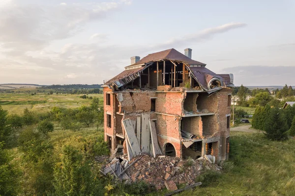 Old ruined building after earthquake. A collapsed brick house . — Stock Photo, Image