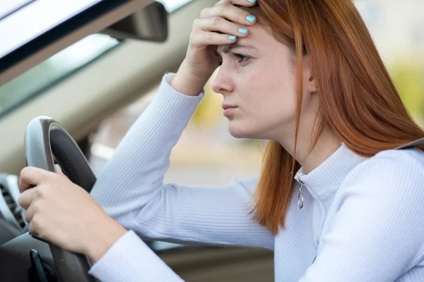 Triste conductor cansado yound mujer sentado detrás de la dirección del coche whe — Foto de Stock