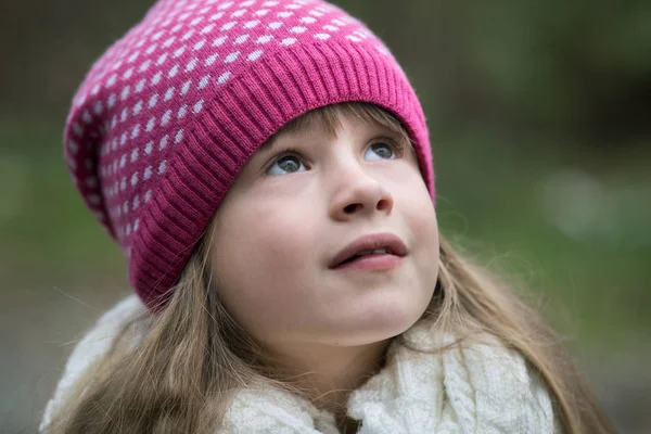 Mooi kind meisje in warm gebreide winter kleding buiten. — Stockfoto