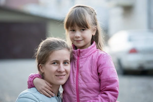 행복 한 어머니와 어린 딸 이 바깥에서 함께 껴안고 있다. — 스톡 사진