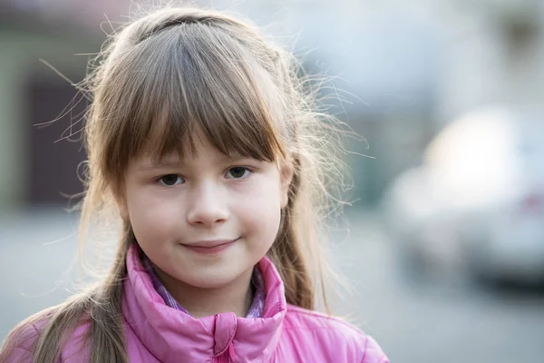 Portret van gelukkig kind meisje in warme kleren in de herfst buiten. — Stockfoto